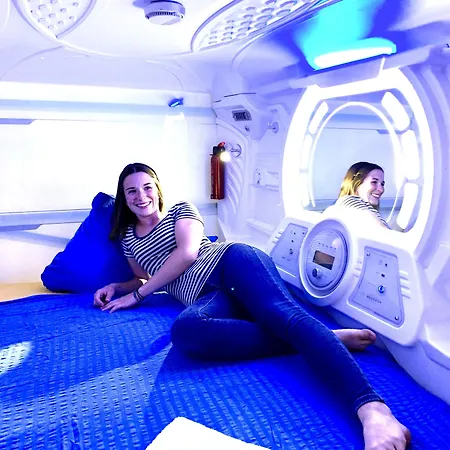 Space Night Capsule Albergue
